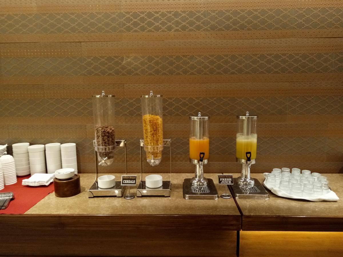 The Grandeur Boutique Hotel Мумбай Екстериор снимка